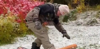 初雪で待ちきれずに裏庭ボーディングするマーカス