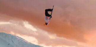 アンナ・ガッサーがサンセットバックにジャパン・バックフリップを披露!