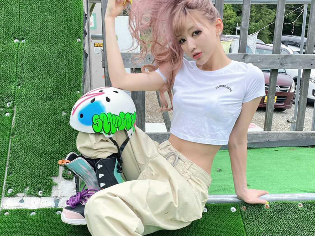 スノボ界のグラビアアイドルうどんもオフにはSANDBOXヘルメット愛用