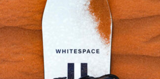 ショーン・ホワイトが砂丘でスノーボーディング