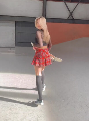 やたらにセクシーで美人なスケーターはフォロワー数74万人 | 日本一わかりやすいスノーボードサイト！DMKsnowboard