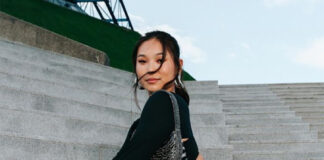 クロエ・キムがパリで開催されたショーで前衛的なウエアを披露