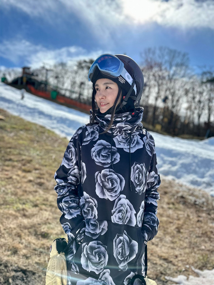 シーズンインはAIRHOLEのパーカー姿で滑走する田中幸 | 日本一