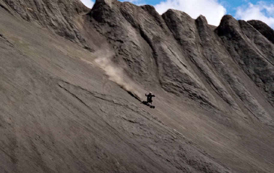 マウンテン [雪崩] Avalanche at Crystal Mountain traps 6, kills 1 | FOX 13